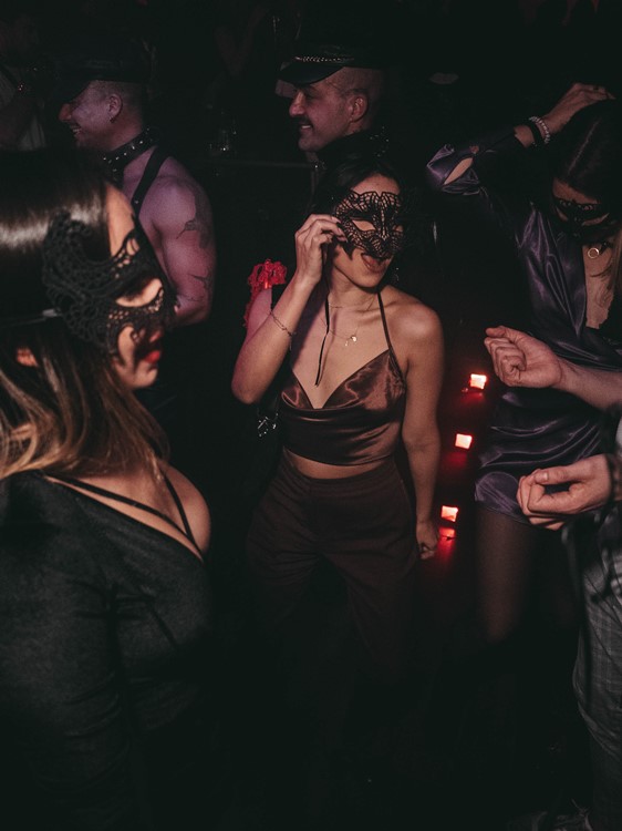 Panthera club Madrid people dancing fun party 