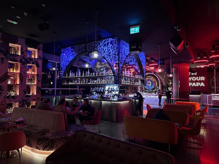 Soirée dans la boîte Papa VIP à Dubai. Trouvez des promoteurs pour la liste des invités sur Clubbable