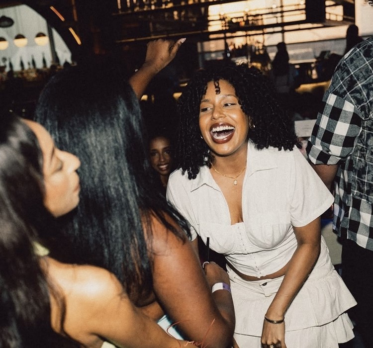 Soirée dans la boîte Papa VIP à Dubai. Trouvez des promoteurs pour la liste des invités sur Clubbable