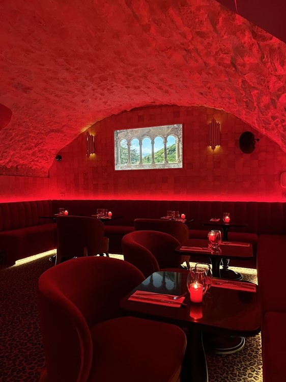 Paris में वीआईपी नाइट क्लब Peaky में पार्टी। Clubbable में अतिथि सूची के लिए प्रमोटर खोजें