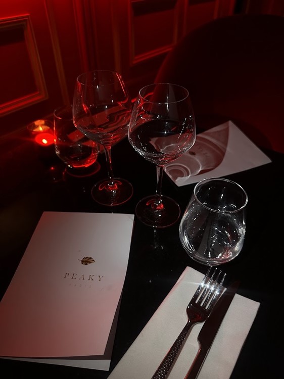 Paris में वीआईपी नाइट क्लब Peaky में पार्टी। Clubbable में अतिथि सूची के लिए प्रमोटर खोजें