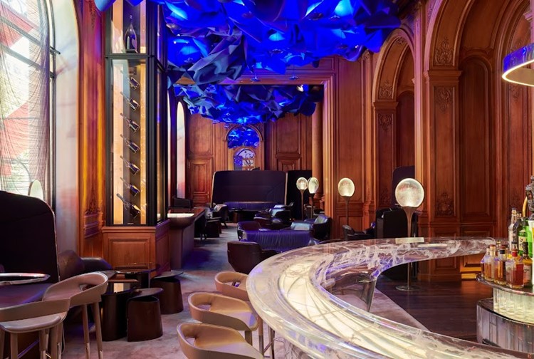 Party at Plaza Athénée VIP nightclub in Paris. Find promoters for guest list in Clubbable
