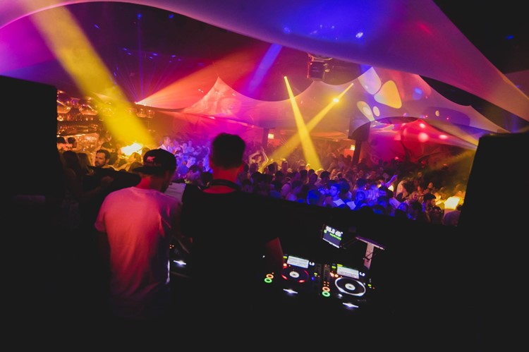 Plaza Klub nightclub Zurich dj mixing music people dancing