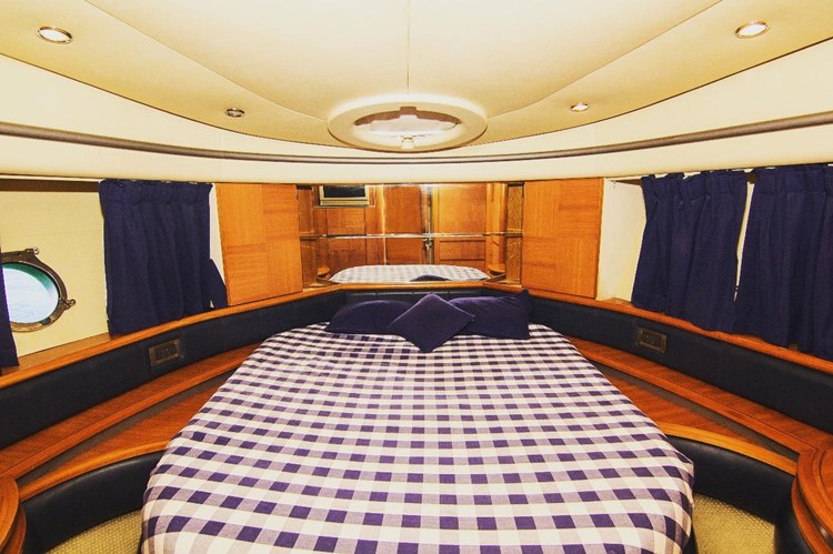 Private boat Dubai rental couples bed queen sleep in bedroom