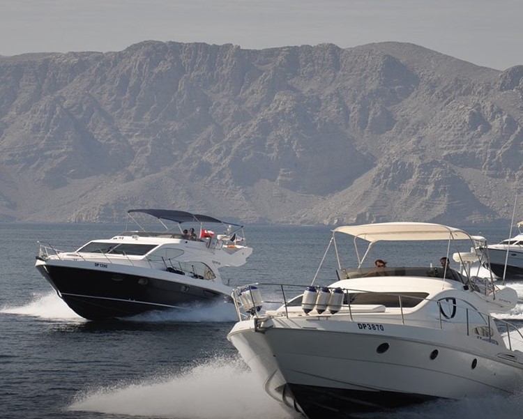 Private boat party Dubai have fun on a boat with yachts rent sail