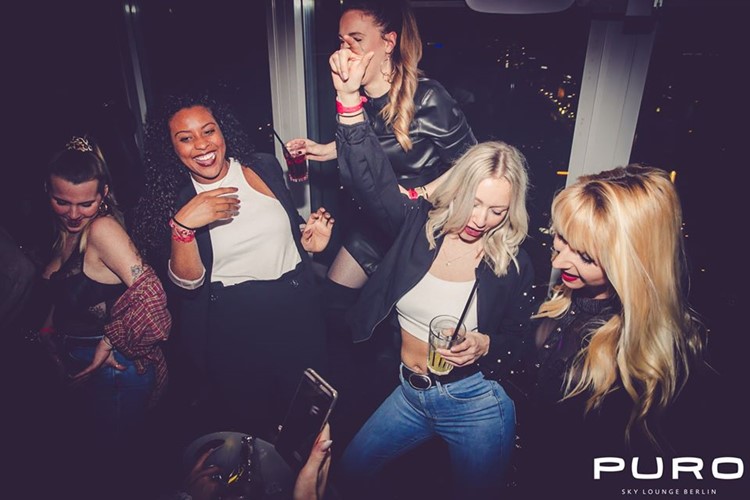Puro Sky Lounge nightclub Berlin girls having fun blonde brunette pretty dresscode drinking champagne bubbles