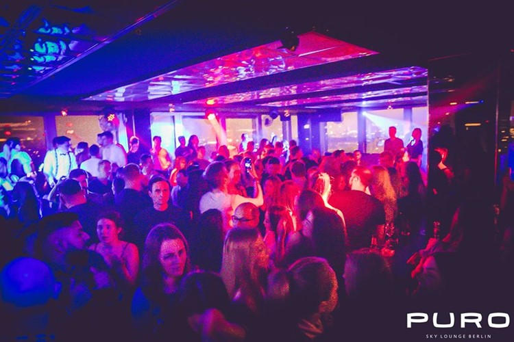 Puro Sky Lounge nightclub Berlin fun party people crowd dancing dance floor live music drinks