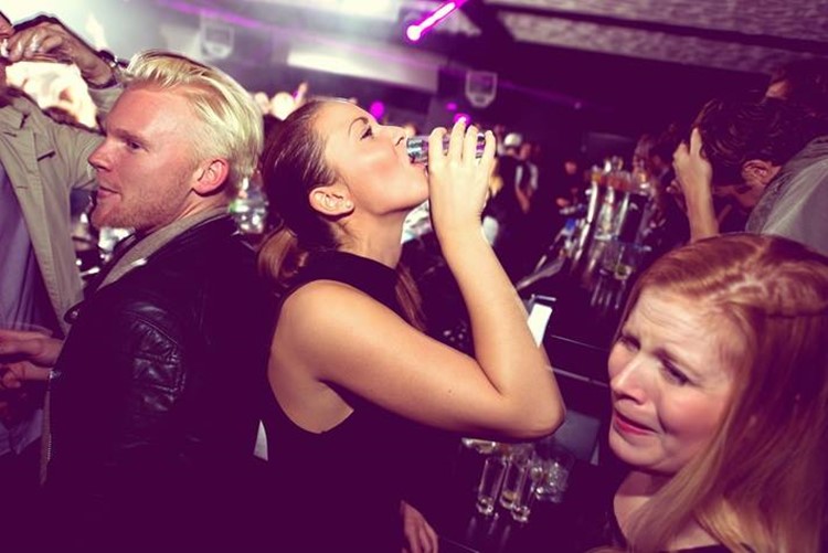 Push nightclub Gothenburg girls drinking