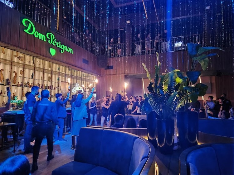 Soirée dans la boîte Revel At The Palace VIP à Manila. Trouvez des promoteurs pour la liste des invités sur Clubbable