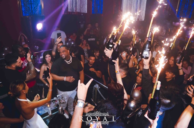 Soirée dans la boîte Royal VIP à Manila. Trouvez des promoteurs pour la liste des invités sur Clubbable