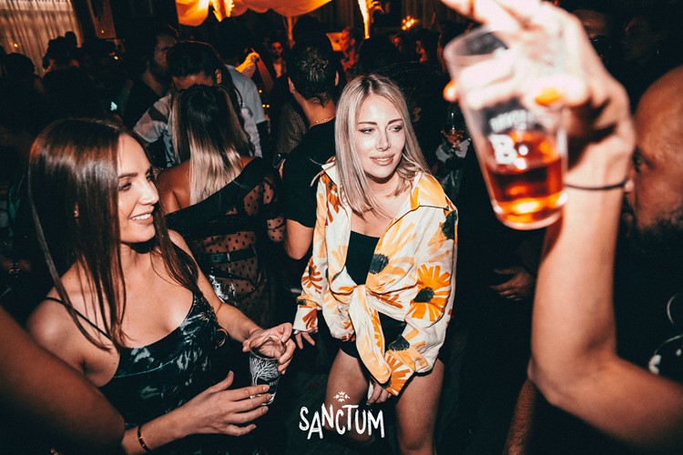 Sanctum Parisian club girls guest list fun party go out tonight drink cocktails alcohol rum gin cognac champagne