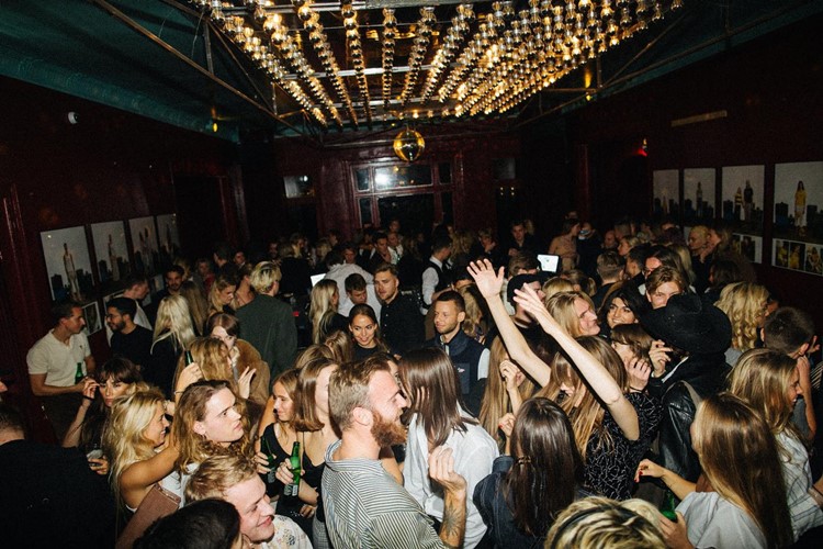 Sopavillonen nightclub Copenhagen fun party nightout crowd dancing 