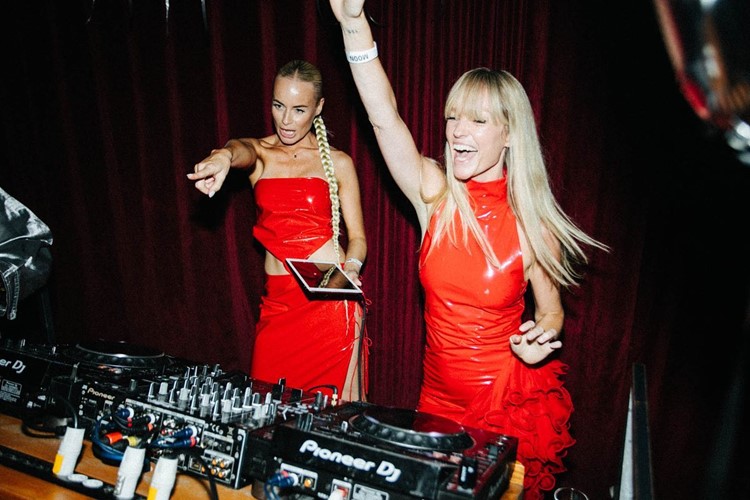 Sopavillonen nightclub Copenhagen live dj blonde girls red mini dress dancing music