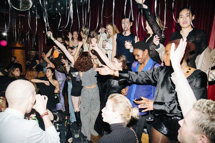 Sopavillonen nightclub Copenhagen people clubbing partying all night book your vip table celebrate 