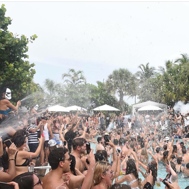 SLS Pool Club Miami fun party crowd swimmingpool event dance music live dj