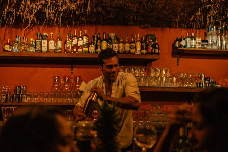 Saikuk in Tulum restaurant club bartender mix cocktails alcohol drinks