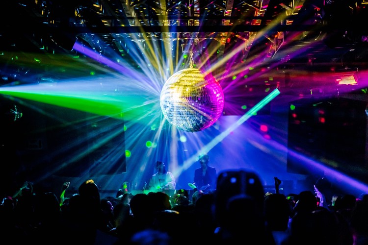 Schimanski New York club nightclub atmosphere lights show disco ball huge dance floor
