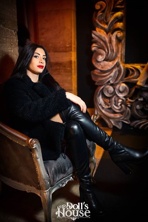 Shari Vari Playhouse club Rome brunette girl all black chic outfit go out tonight dresscode