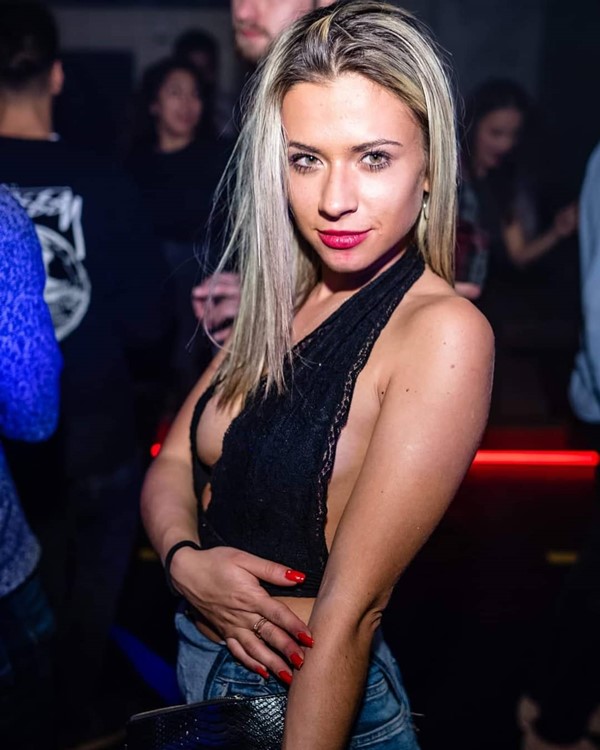 Sihlpost nightclub Zürich sexy blonde girl having fun in club dance dresscode