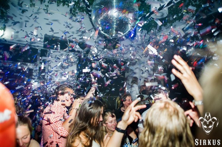 Sirkus Club nightclub Oslo party fun drinks people dancing