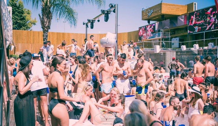 Sisu dayclub Marbella crowd of people having fun and dancing