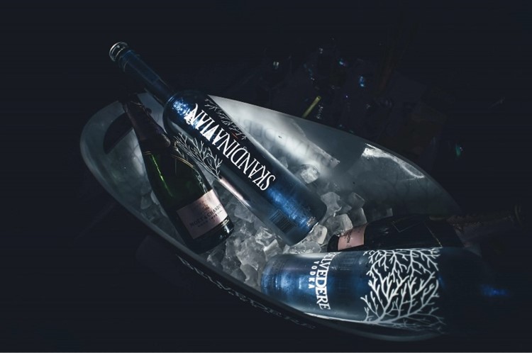 Soirée dans la boîte Skandinavian Bar VIP à Mykonos. Trouvez des promoteurs pour la liste des invités sur Clubbable