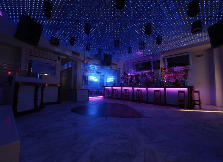 Soirée dans la boîte Skandinavian Bar VIP à Mykonos. Trouvez des promoteurs pour la liste des invités sur Clubbable