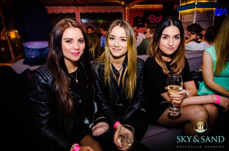 Sky and Sand beachclub Hamburg three brunette girls drinking alcohol