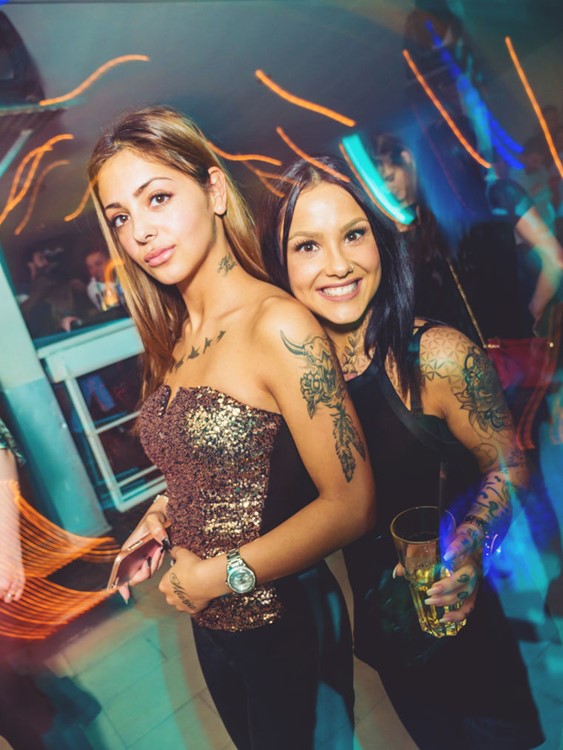 Sky and Sand beachclub Hamburg two pretty tattoed girls