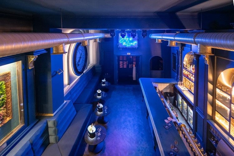 Soirée dans la boîte Skyfall VIP à Cannes. Trouvez des promoteurs pour la liste des invités sur Clubbable