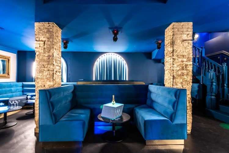 Soirée dans la boîte Skyfall VIP à Cannes. Trouvez des promoteurs pour la liste des invités sur Clubbable