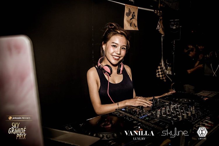 Skyline Rooftop nightclub Singapore pretty dj mixing music fun night dance