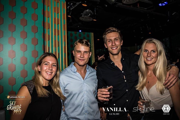 Skyline Rooftop nightclub Singapore guys with blonde girls having fun partying dancing drinking