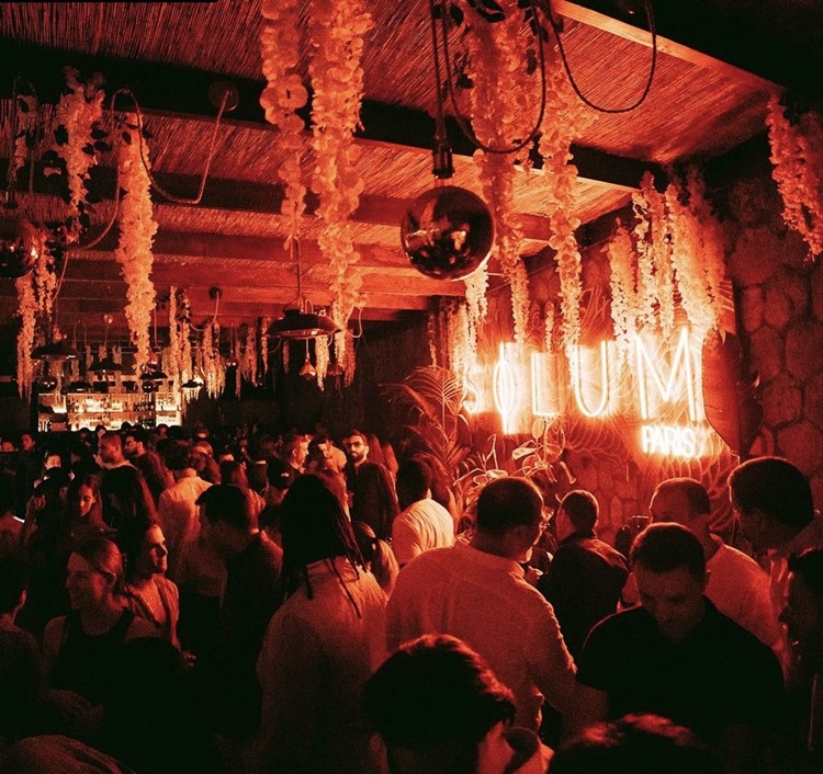 Party på Solum VIP nattklubb i Paris. Hitta promoters för gästlista i Clubbable