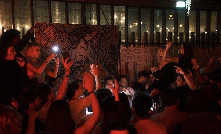 Party på Solum VIP nattklubb i Paris. Hitta promoters för gästlista i Clubbable