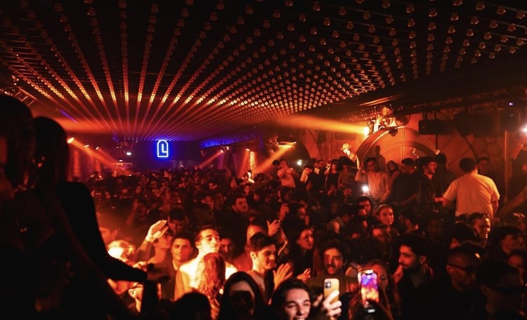 Party på Solum VIP nattklubb i Paris. Hitta promoters för gästlista i Clubbable