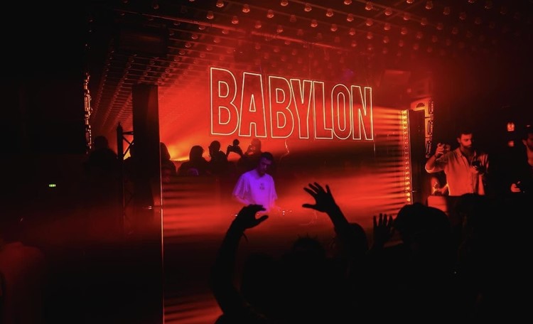 Party på Solum VIP nattklubb i Paris. Hitta promoters för gästlista i Clubbable