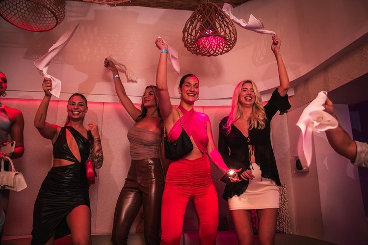 Soluna club Toronto ladies having fun guest list nightout party 