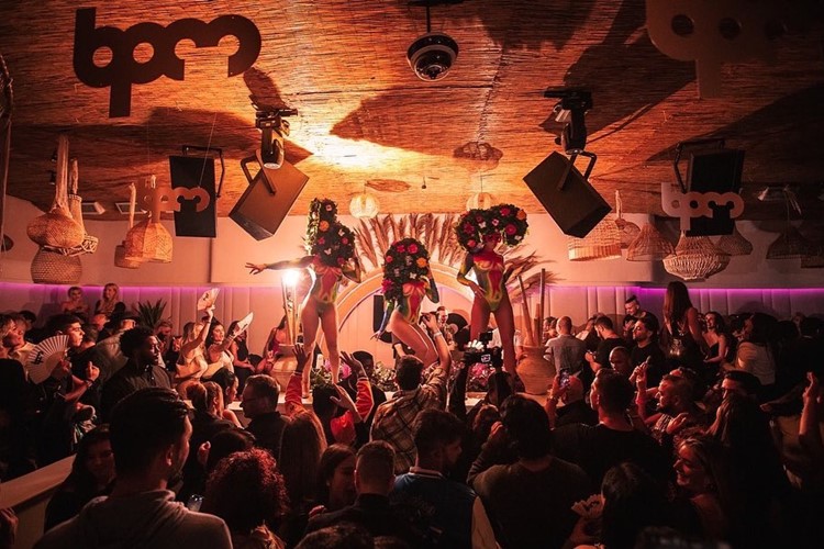 Soluna club Toronto book your vip table reserve bottle parade show vip service