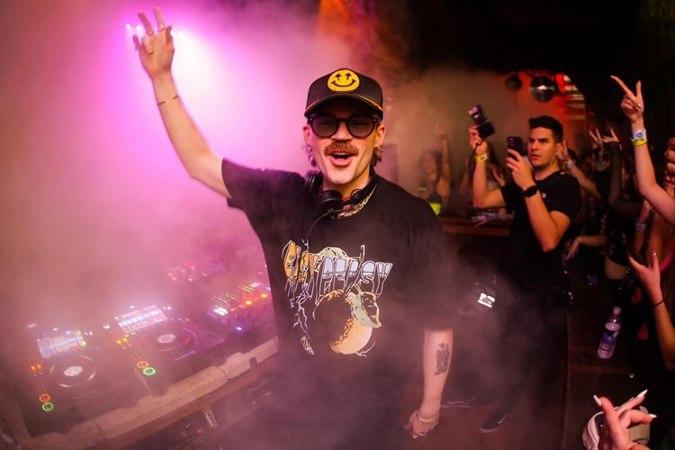 Space nightclub Miami dj playing music techno house go out party tonight