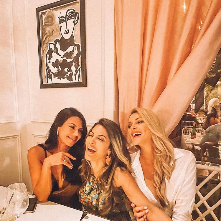 Swan in Miami club pretty ladies having fun drinking Thursday party