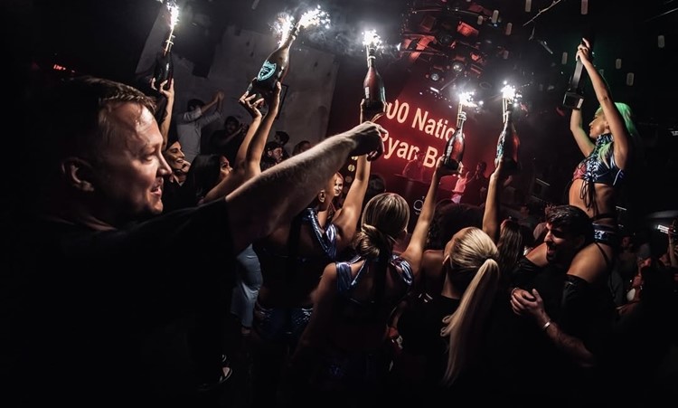 Soirée dans la boîte Tape VIP à Mykonos. Trouvez des promoteurs pour la liste des invités sur Clubbable