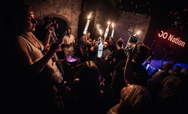 Soirée dans la boîte Tape VIP à Mykonos. Trouvez des promoteurs pour la liste des invités sur Clubbable