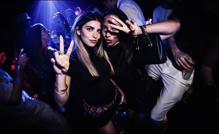 Soirée dans la boîte Tape VIP à Mykonos. Trouvez des promoteurs pour la liste des invités sur Clubbable