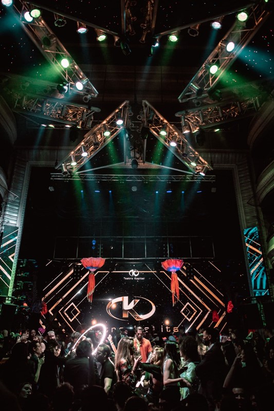 Teatro Kapital nightclub Madrid artist playing violin at big event