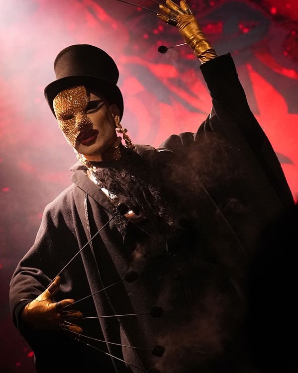 Teatro Magno nightclub Marid club funky theme costumes bottle parade unique experience 