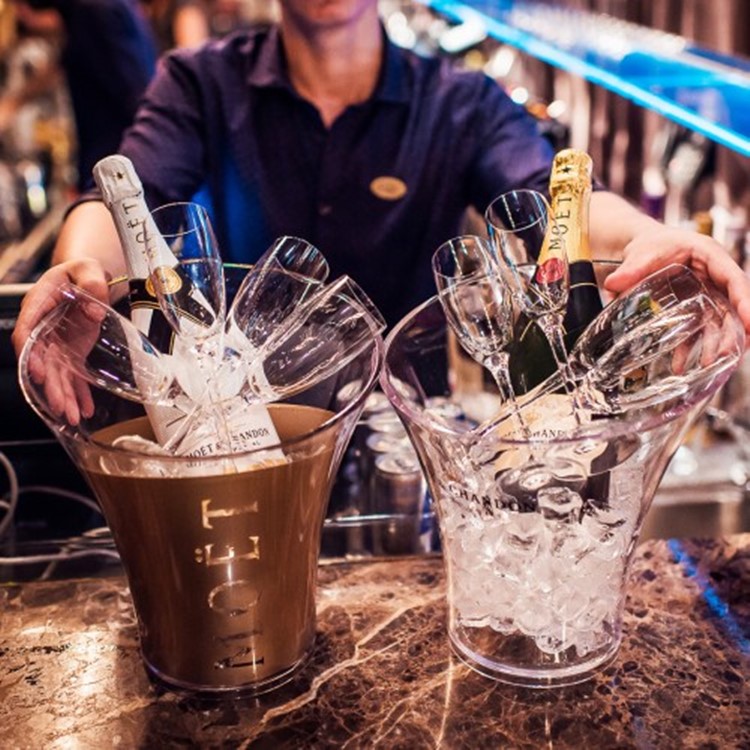 Soirée dans la boîte Teatteri VIP à Helsinki. Trouvez des promoteurs pour la liste des invités sur Clubbable