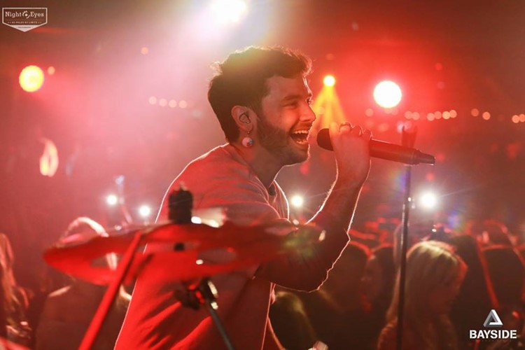 Terrazas del Este nightclub Buenos Aires singer concert red lights crowd dancing