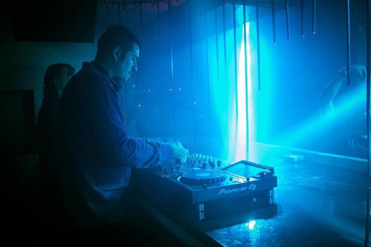 Agua Bendita Club in Madrid dj live music house mix dance all night fun party event