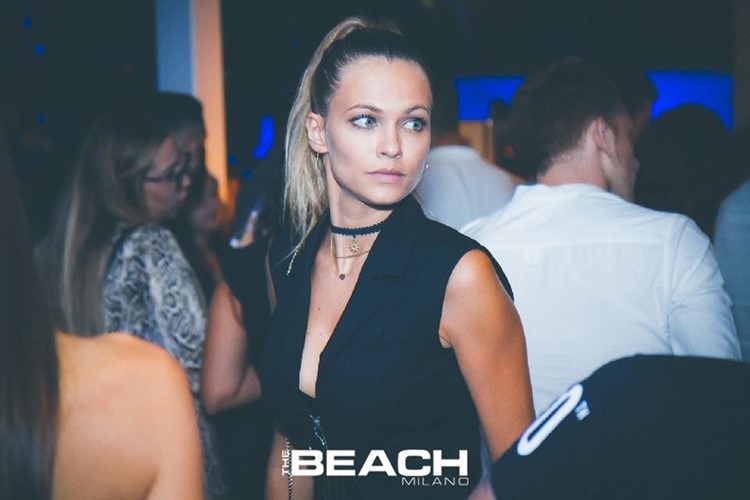 The Beach Club nightclub Milano party pretty blonde girl dancing